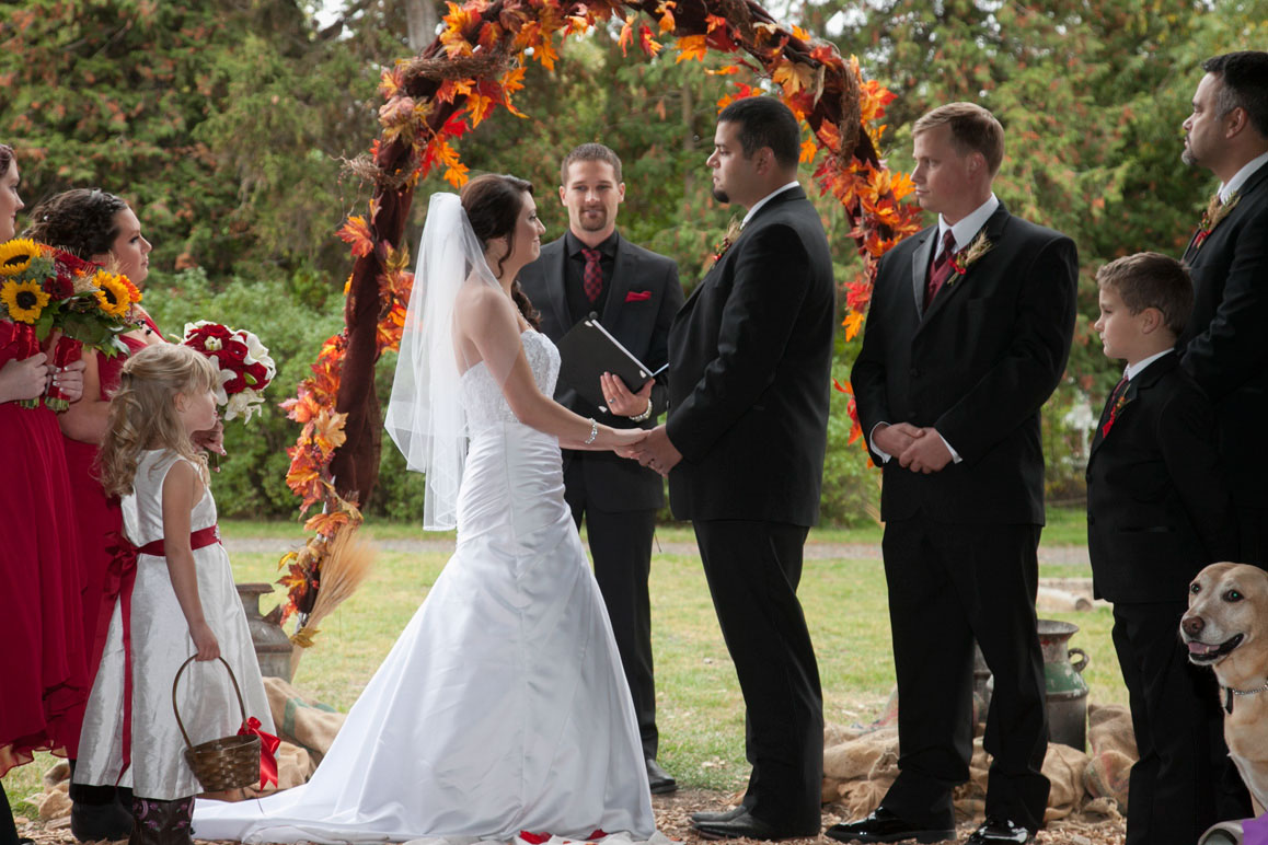 Seattle wedding photographer Tom Ellis Photography. Barn wedding ceremony in Ellensburg WA